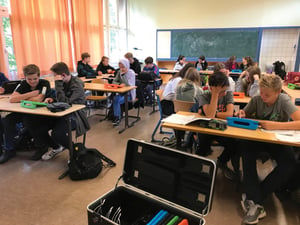 élèves étudiant dans une salle de classe