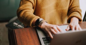 Image recadrée d'une femme travaillant sur son ordinateur portable