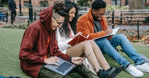 Studenten werken samen op de campus