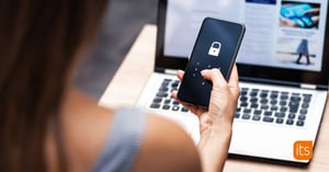 Kvinna håller i en telefon som är låst
