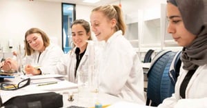 Kaksi naista työskentelee laboratoriossa