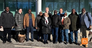 Gruppbild med representanter från Tanzanias regering och itslearning.