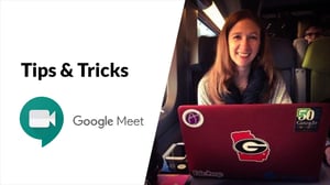 Bannière avec une femme devant un ordinateur, avec le texte "Tips and tricks" (conseils et astuces)