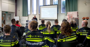 Officiers de police assis dans une salle de conférence