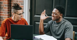 Deux hommes étudiant et souriant