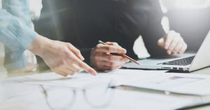 Katkottu näkymä kahdesta dataa analysoivasta henkilöstä.
