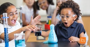 Kleine Kinder in einem Klassenzimmer, die sicher mit einem wissenschaftlichen Projekt experimentieren.