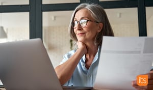 Frau liest auf dem Bildschirm