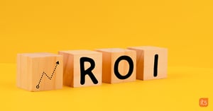 Kleine houten blokjes met letters erop, die het volgende spellen